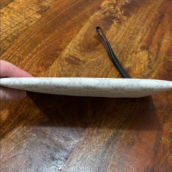 Michael Kors Ivory Jet Set MK Logo Wristlet - Picture 4 of 11